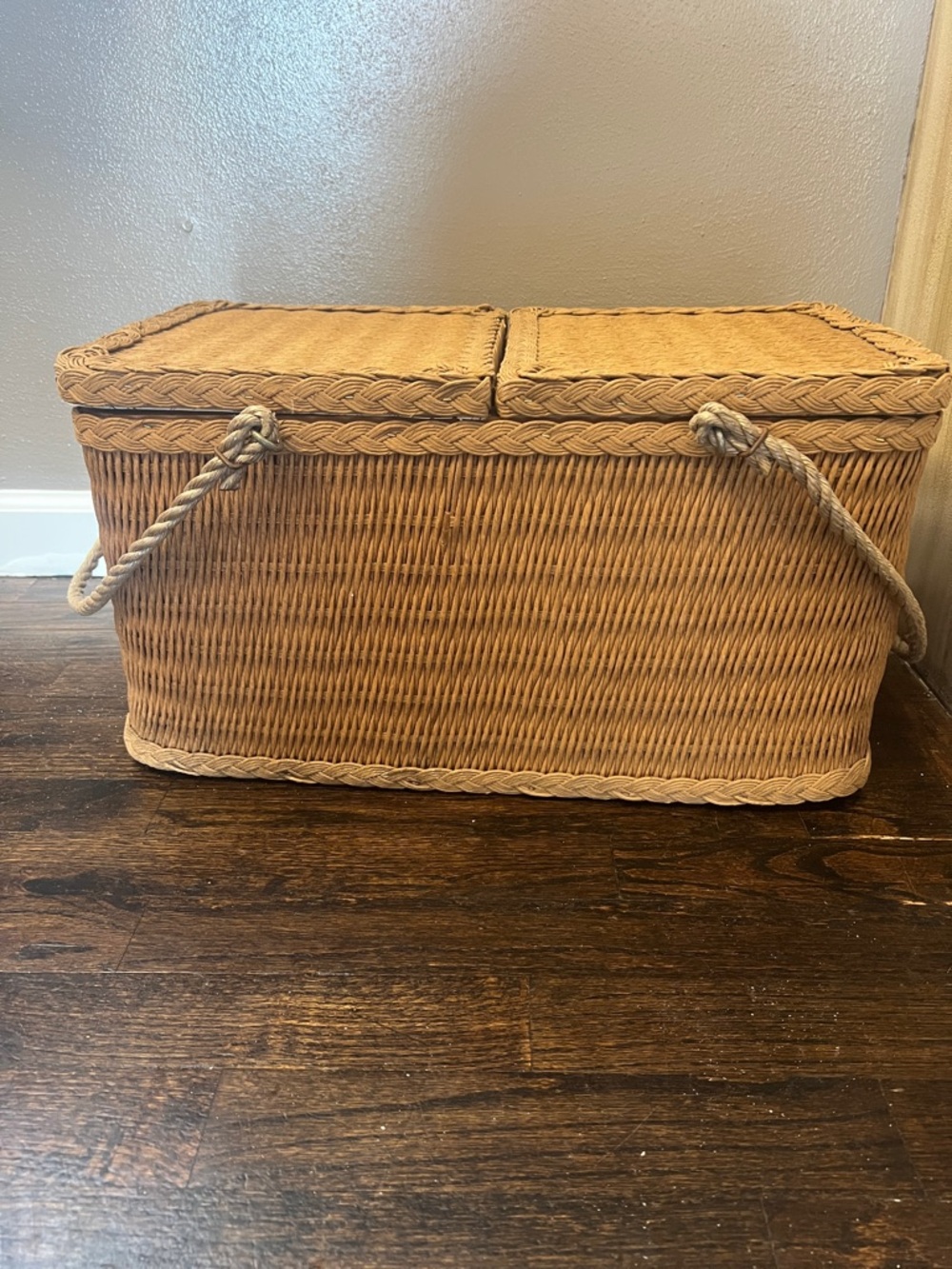 Vintage wicker picnic basket with double hinge opening